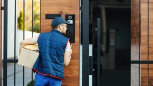 Saiba como as portarias remotas estão transformando a logística de entrega, e como os smart lockers simplificam o processo, com segurança e eficiência.